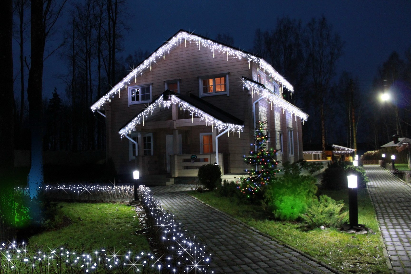 новогодняя подсветка фасада загородного дома