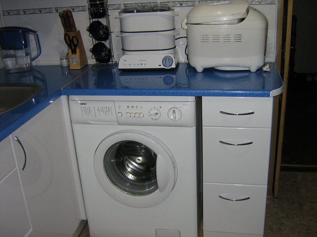 Стиральная машинка в гарнитуре. Кухни с о стиральной машиеой. Стиральная машина на маленькой кухне. Маленькие кухни со стиральной машиной. Кухня в хрущевке со стиральной.