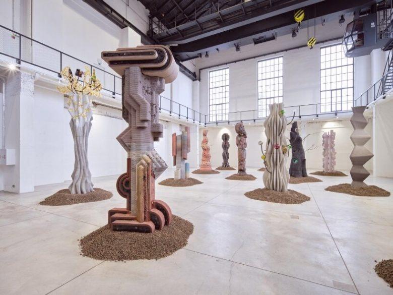 Инсталляция The Virtues and Vices of Our Time: современные скульптуры Матяша Хохолы на грани технологий и аллегорий - «Дизайн образовательных учреждений»