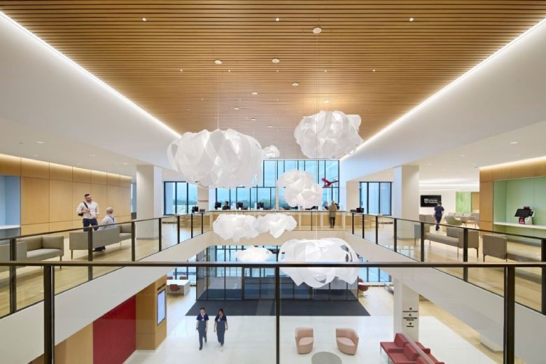 UChicago Medicine Crown Point в Индиане: современный медицинский центр с природной архитектурой от Perkins&Will - «Интерьер медицинских учреждений»