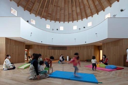 Himi Shinmachi Daycare Centre: современный детский сад, наполненный светом, деревом и безопасной архитектурой - «Дизайн образовательных учреждений»